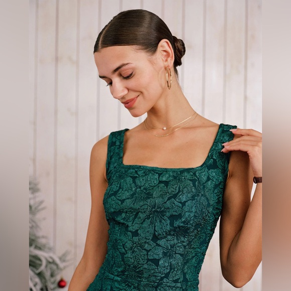 Green Textured Sleeveless Mini Dress - Picture 2 of 6